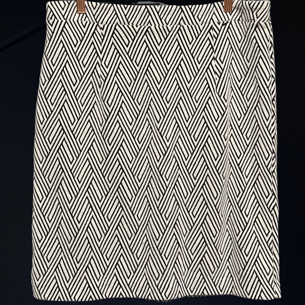 Banana Republic Factory size 14 black/cream pattern pencil skirt. Back slit.